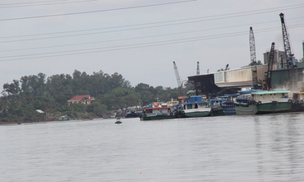 Chìm sà lan tải trọng 500 tấn trên sông Đồng Nai