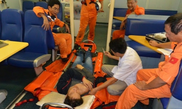 SAR 412 cứu thuyền viên người Trung Quốc gặp nạn