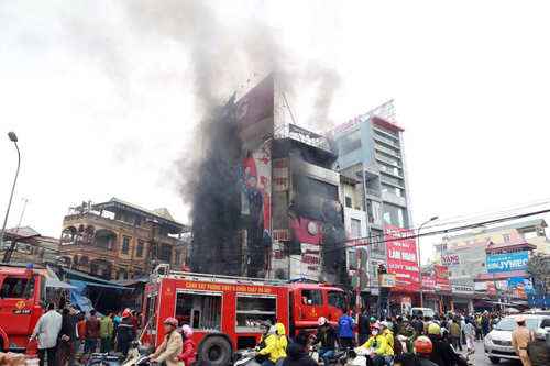 Hà Nội: Cháy lớn siêu thị điện máy tại chợ Xuân Mai