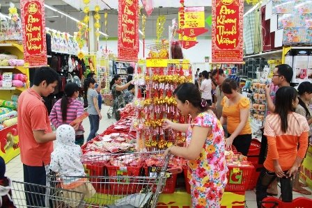 TP.HCM: Trả lương sớm để người dân mua sắm Tết