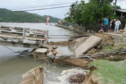 Ninh Thuận: Sập cầu Vĩnh Hy, hằng trăm hộ dân bị chia cắt