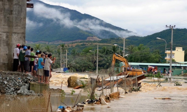 Máy xúc cứu 4 thanh niên trong nước chảy xiết ở Nha Trang