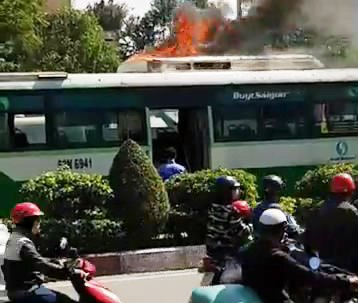 TP.HCM: Xe buýt tuyến số 66 bất ngờ bốc cháy, hành khách hoảng hốt