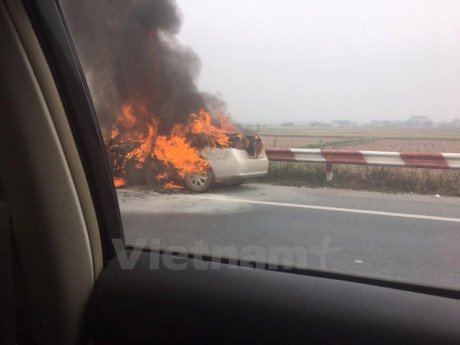 Xe hơi cháy dữ dội trên cao tốc Pháp Vân - Cầu Giẽ