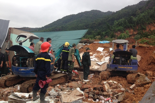 Nha Trang: Núi lở làm 2 người chết và gần 10 căn nhà bị vùi lấp