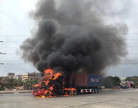 Hải Phòng: Đang lưu thông, xe container bất ngờ bốc cháy