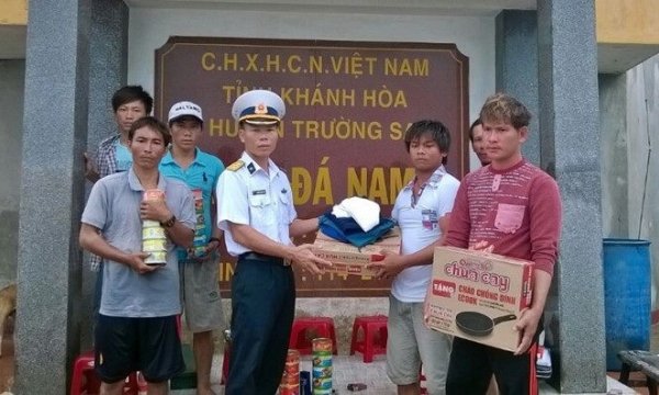 Cứu 10 ngư dân gặp nạn gần đảo Đá Nam
