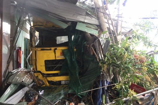 Ngủ gục, tài xế container tông sập nhà dân khiến 2 mẹ con chết thảm