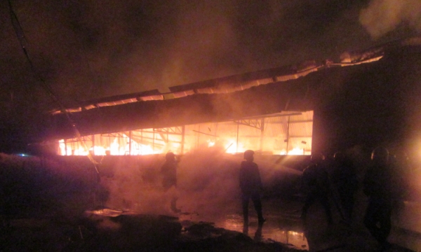 TP.HCM: Xưởng gỗ huyện Hóc Môn cháy dữ dội