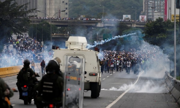Venezuela: Bạo loạn leo thang, nhân dân nghèo đói