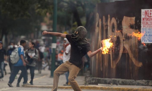 Venezuela: Biểu tình khiến hàng chục người chết, Tổng thống sa thải Bộ trưởng Y tế 