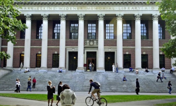 Đại học Harvard (Mỹ) đuổi học sinh viên đăng ảnh khiêu dâm trên facebook