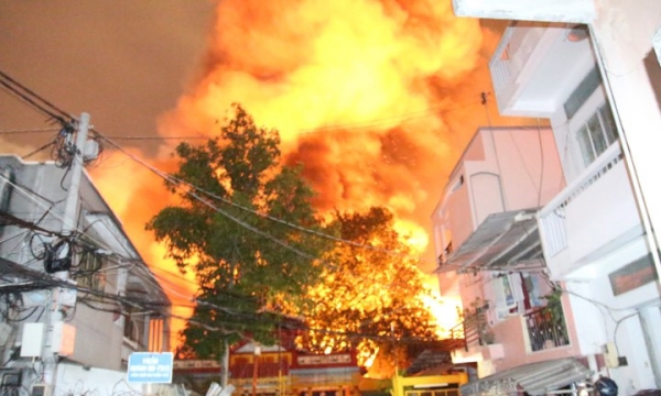 TPHCM: Kho hóa chất tại Cảng Sài Gòn bốc cháy giữa đêm.