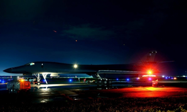  Mỹ điều hai máy bay ném bom B-1B trên bầu trời bán đảo Triều Tiên