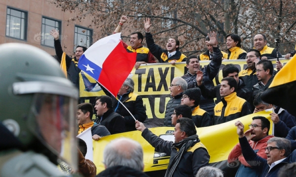 Chile: 'Đại chiến' Uber - Taxi truyền thống gây chết người