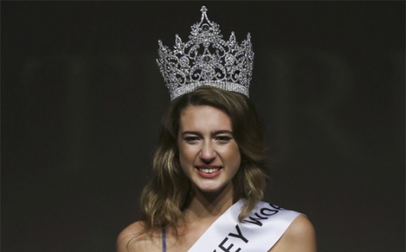 'Vạ miệng' trên mạng, tân Hoa hậu Thổ Nhĩ Kỳ bị truất ngôi