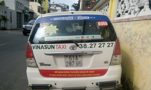 Nhiều taxi Vinasun dán khẩu hiệu phản đối Uber & Grab