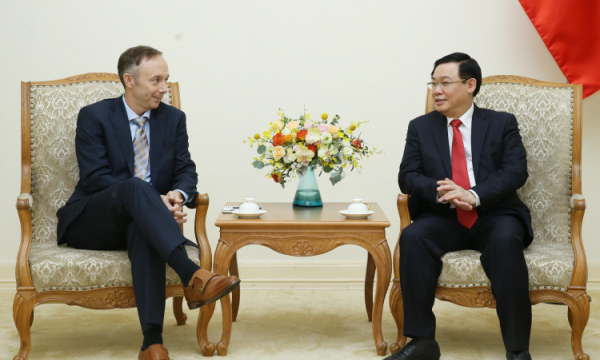 Phó Thủ tướng Vương Đình Huệ tiếp ông Chris Helzer, Phó Chủ tịch tập đoàn Nike