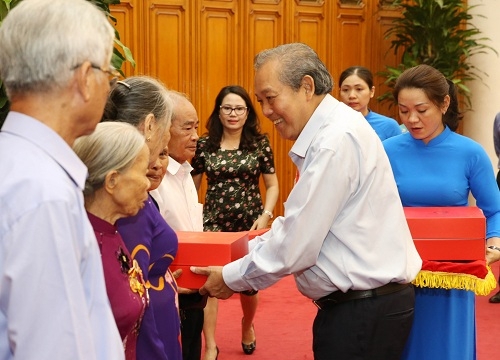 Phó Thủ tướng Thường trực Chính phủ Trương Hòa Bình tiếp Đoàn người có công tỉnh Thừa Thiên-Huế