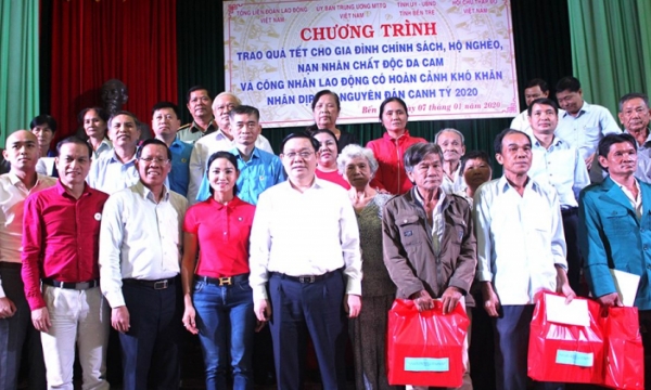 Phó Thủ tướng Vương Đình Huệ tặng quà Tết cho gia đình chính sách và công nhân lao động tại Bến Tre