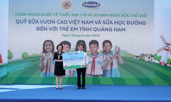 Hàng ngàn trẻ em Hà Nội đón niềm vui uống sữa đến từ Vinamilk và Quỹ sữa vươn cao Việt Nam 