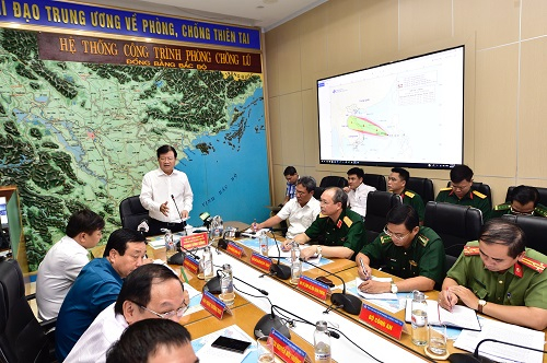 Phó Thủ tướng Trịnh Đình Dũng chủ trì cuộc họp về ứng phó bão số 5