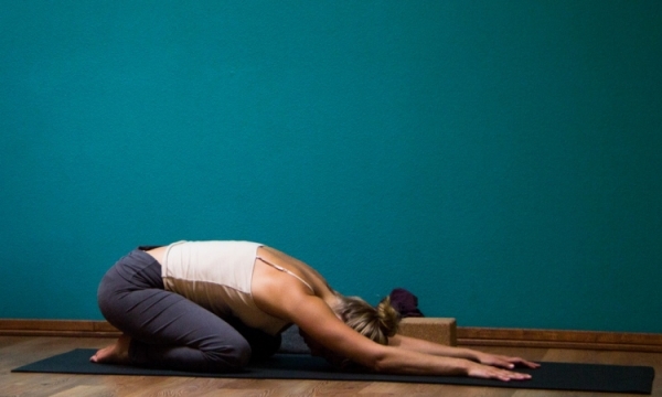 6 bài tập Yoga trên giường tốt cho sức khỏe
