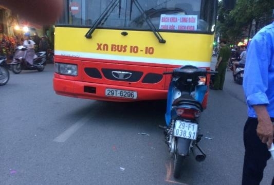 Hà Nội: Xe buýt lấn làn 'gặm' nát đầu xe máy