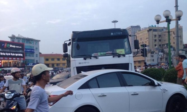 Hà Nội : Xe con đuổi theo xe tải, bị đâm 'lõm' sườn xe