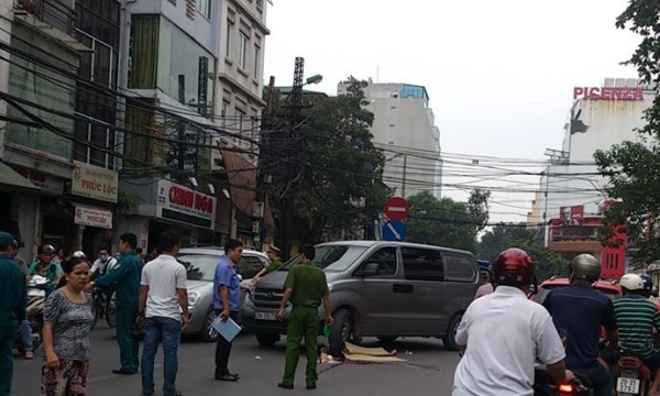 Hà Nội : Ô tô 7 chỗ đâm tử vong một phụ nữ đi đường