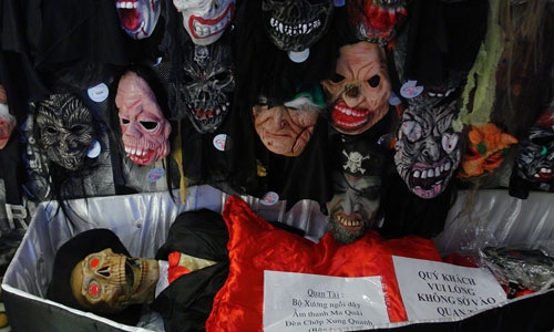 Đồ chơi kinh dị xuất xứ Trung Quốc hút khách dịp Halloween