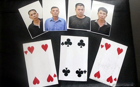 Hà Nội: Bắt nhiều đối tượng chơi cờ bạc 'bịp' trên xe khách