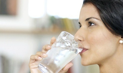 Uống đủ nước mỗi ngày để đảm bảo sức khỏe