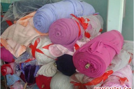 Thu giữ 3,5 tấn vải lậu đang vận chuyển vào chợ Ninh Hiệp