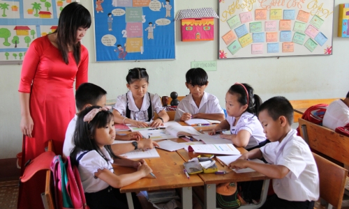 Cấm giao bài tập về nhà: Giáo viên băn khoăn về các học sinh “đuối”