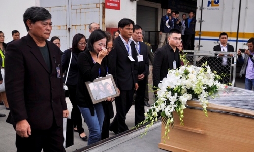 Di hài 3 mẹ con người Việt vụ MH 17 đã về tới Việt Nam
