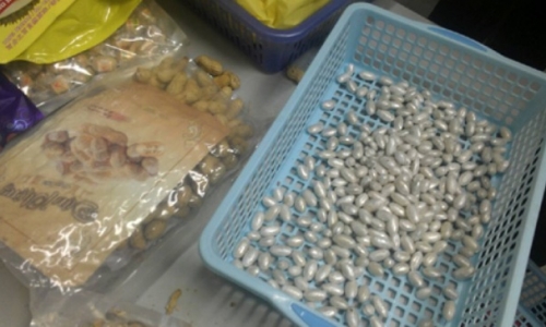 Bắt người nước ngoài giấu gần 3kg heroin trong vỏ đậu phộng
