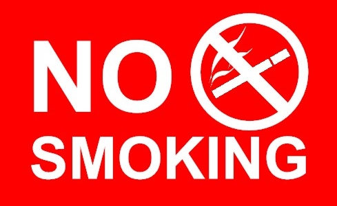 Kiểm tra thực hiện quy định cấm hút thuốc lá nơi công cộng.