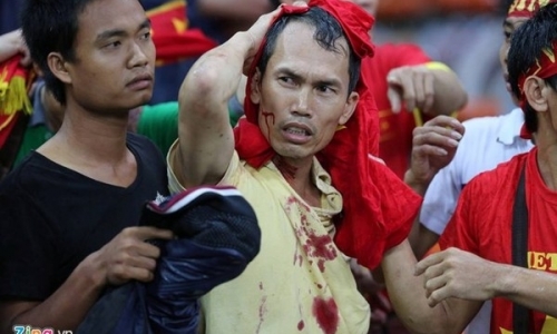 Cay cú vì thua tại sân nhà, CĐV Malaysia dùng Kungfu với CĐV Việt Nam