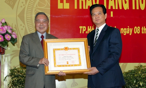 Trao tặng Huy hiệu 55 tuổi đảng cho nguyên Thủ tướng Phan Văn Khải