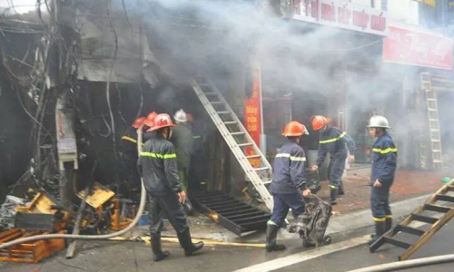 Hà Nội: Hai xưởng gỗ bốc cháy dữ dội trên đường Đê La Thành