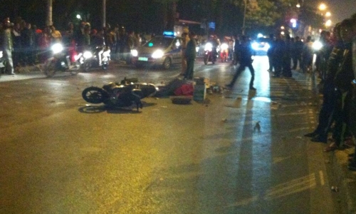 Hà Nội: Va chạm với ô tô, hai nam thanh niên chết thảm