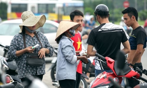 Bắt 'cò' vé trước trận Việt Nam - Malaysia 