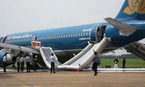 Máy bay đổi hướng, hạ cánh khẩn cấp ở Nội Bài