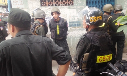 200 cảnh sát khám nhà nghi là trùm ma túy Sài Gòn