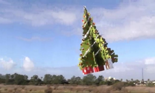 Chế tạo cây thông Noel bay trên không trung