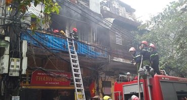 Hà Nội: Cháy lớn tại phố Hàng Bồ, một lính cứu hỏa bị ngất vì sốc khói