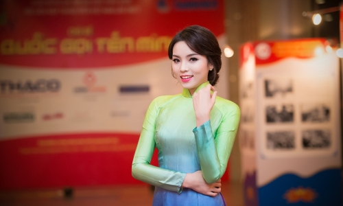Ca sĩ Phạm Thu Hà đọ sắc với Hoa hậu Kỳ Duyên