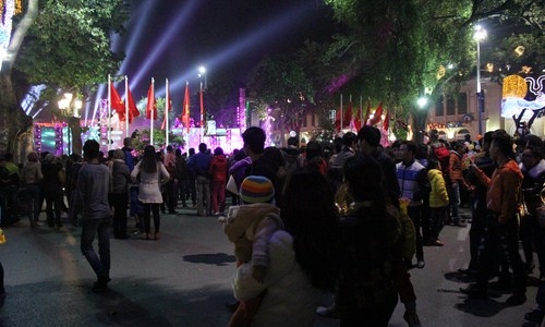 Người dân thủ đô đổ về bờ hồ Hoàn Kiếm đón năm mới 2015