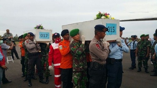 Đã vớt được 30 thi thể nạn nhân vụ máy bay QZ8501 rơi